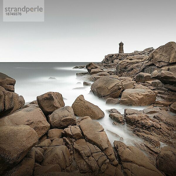 Langzeitbelichtung des Leuchtturms Phare de Ploumanach an der schroffen Küste der Bretagne  Frankreich  Europa