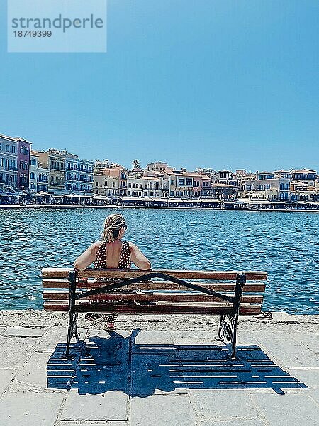 Junge blonde Frau genießt die schöne Aussicht auf den Hafen von Chania im venezianischen Stil. Geschichte Architektur Reisen. Chania  Insel Kreta. Griechenland