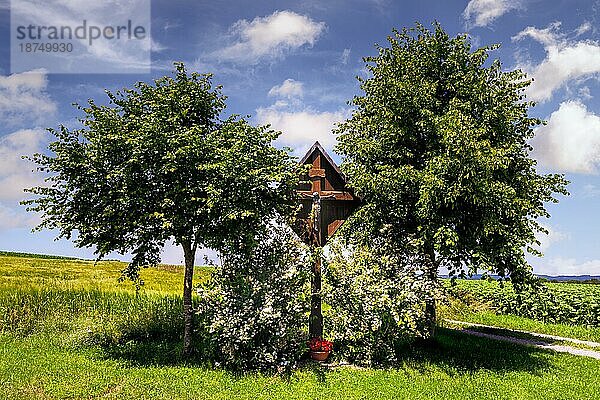 Traditionelles hölzernes Wegkreuz in Bayern Deutschland