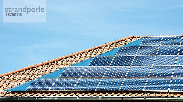 Photovoltaische Energie mit Sonnenkollektoren auf dem Dach