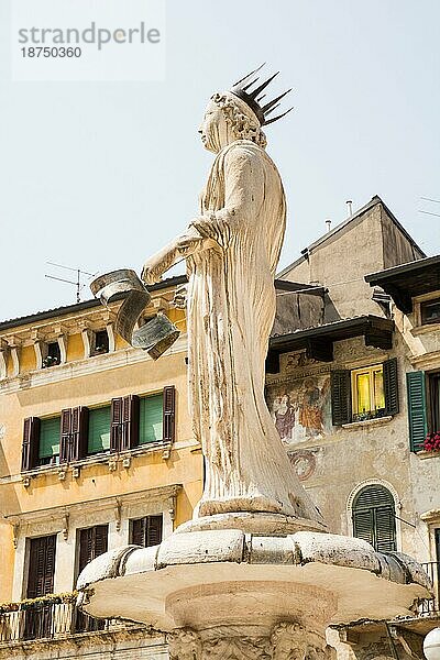 Die Fontana di Madonna in Verona (aus dem 1. Jahrhundert) auf den Piazze delle Erbe in Verona  Italien  Europa