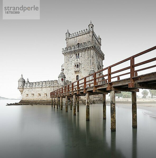 Minimalistische Langzeitbelichtung im Quadrat des Torre de Belem am Fluss Tejo in Lissabon  Portugal  Europa