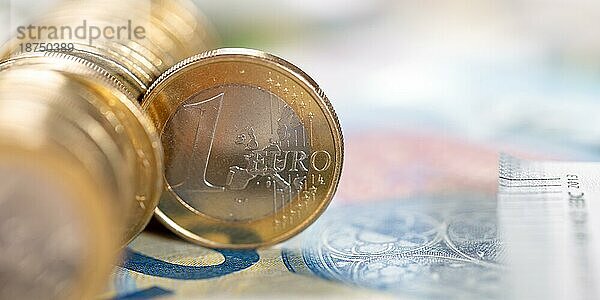 Ein Euro Münze Geld sparen Finanzen zahlen bezahlen mit Textfreiraum Banner in Stuttgart  Deutschland  Europa