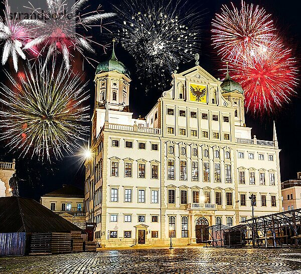 Feuerwerk am beleuchteten Rathaus von Augsburg Deutschland bei Nacht