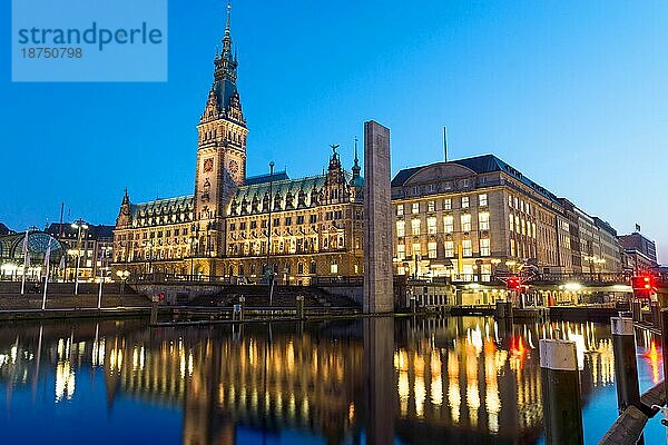 Das schöne Hamburger Rathaus nach Sonnenuntergang