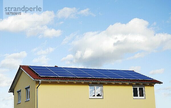Grüne Energie  Stromerzeugung mit Solarzellen auf dem Dach