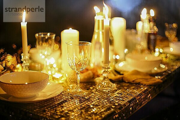 Unglaublich romantisches Abendessen mit Kadetten in der Winterhöhle 14. Februar. Romantische Stimmung. Ungewöhnliche Ferien. Baikalsee  Winterzeit
