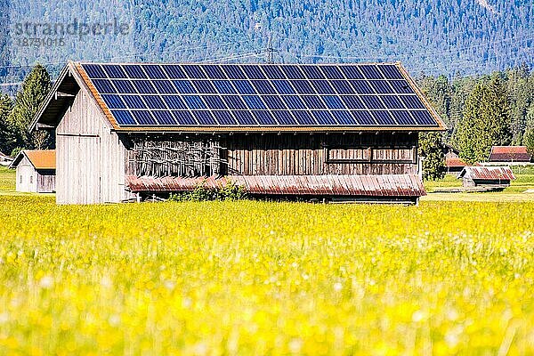 Grüne Energie Scheune mit Fotovoltaikzellen auf dem Dach