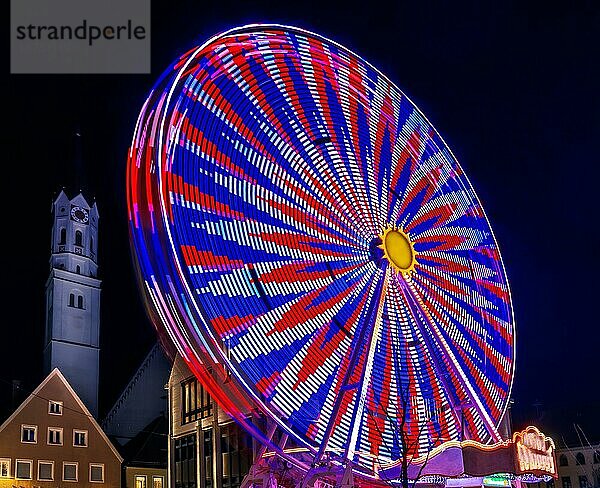 Historisches Riesenrad bei Nacht in der Stadt Schrobenhausen  Deutschland  Europa