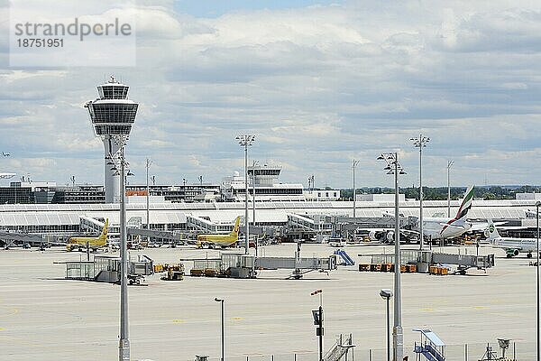 MÜNCHEN  DEUTSCHLAND  20. MAI: Der Flughafen von München  Deutschland am 20. Mai 2013. Flugvorbereitung für einen A380 und andere Flugzeuge. Letztes Jahr lag die Passagierzahl bei fast 30 Millionen. Foto aufgenommen von der Besucherplattform des Flughafens