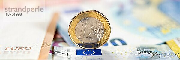 Ein Euro Münze Geld sparen Finanzen zahlen bezahlen Panorama mit Textfreiraum in Stuttgart  Deutschland  Europa