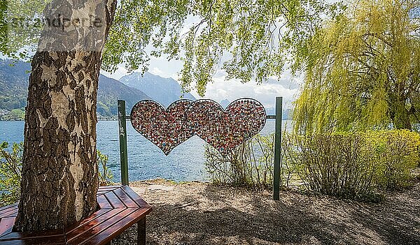 Romantische Liebesschlösser in Herzform beim Schloss Ort in Gmunden  Oberösterreich. Im Hintergrund der Traunstein