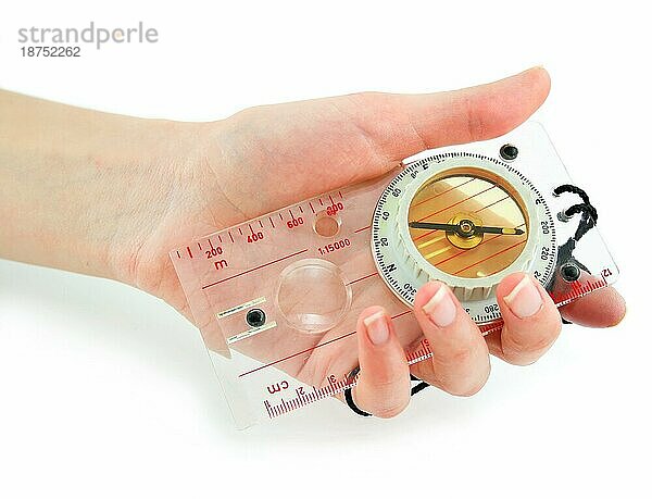Weibliche Hand hält transparente Flüssigkeit Kompass isoliert