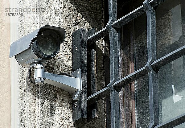 Sicherheit mit einer Videoüberwachungskamera am Fenster eines Gefängnisses