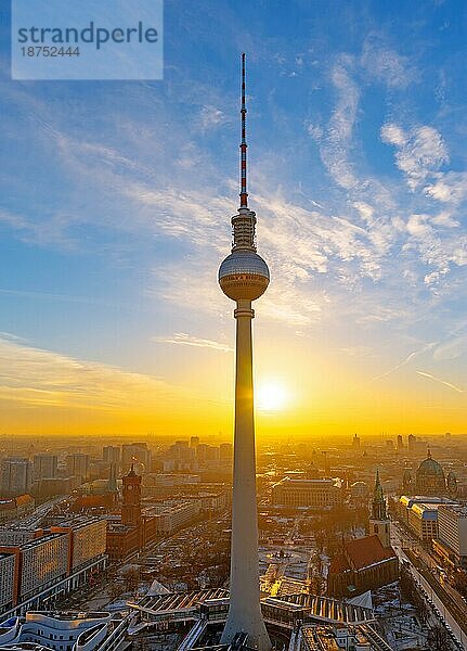 Schöner Sonnenuntergang am Fernsehturm in Berlin