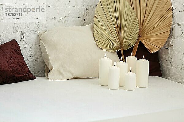 Meditationsplatz mit brennenden Kerzen  Aromatherapie mit Reinigung von negativer Energie  Horizontalaufnahme