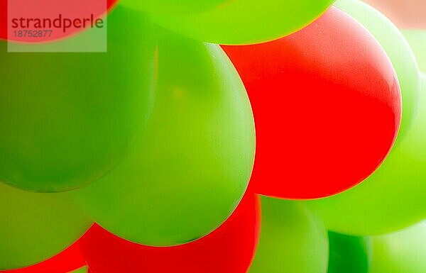 Ein Bündel bunter Luftballons mit selektivem Fokus