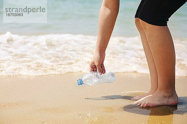Freiwillige sammeln Müll  Plastikmüll Flaschen und Maske am Strand. Ökologie  Umwelt  Verschmutzung und ökologische Probleme Konzept