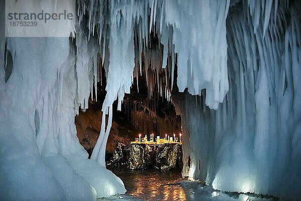 Unglaublich romantisches Abendessen mit Kadetten in der Winterhöhle 14. Februar. Romantische Stimmung. Ungewöhnliche Ferien. Baikalsee  Winterzeit