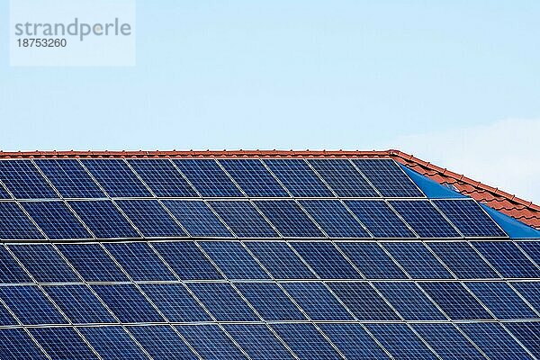 Photovoltaische Energie mit Sonnenkollektoren auf dem Dach