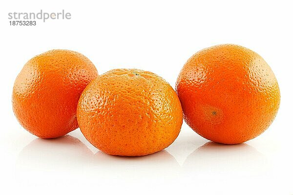 Drei reife Mandarinenfrüchte vor weißem Hintergrund