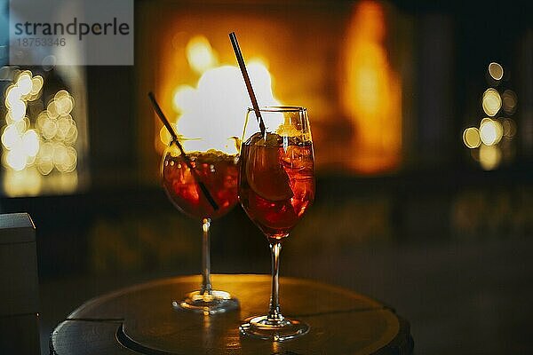 Apperol Spritz Cocktail im beschlagenen Glas am Kamin  selektiver Fokus