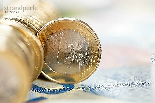 Ein Euro Münze Geld sparen Finanzen zahlen bezahlen mit Textfreiraum in Stuttgart  Deutschland  Europa