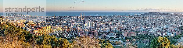 Panoramaaufnahme von Barcelona  Spanien  in der Abenddämmerung  Europa