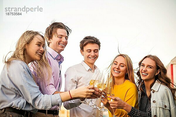 Glückliche Männer und Frauen mit alkoholischen Getränken lächelnd bei einem Treffen mit einem Freund