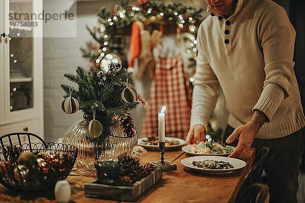 Mann bereitet leckeres und gesundes Essen in der heimischen Küche für Weihnachten. Weihnachten Ente oder Gans und Salate für Urlaub Abendessen