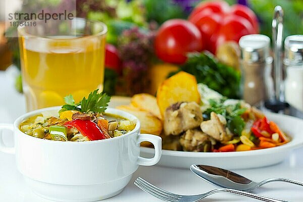 Geschäftsessen mit Suppe  Salat und Saft (Nahaufnahme) (selektiver Fokus)