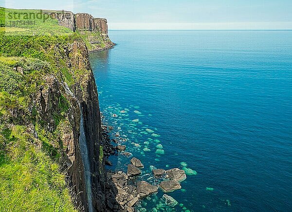 Wasserfall und Kilt Rock auf der Isle of Skye in Schottland  Großbritannien  Europa