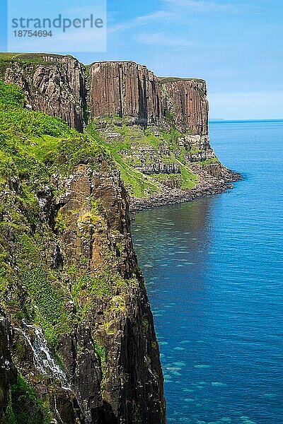 Der Kilt Rock auf der Isle of Skye in Schottland  Großbritannien  Europa