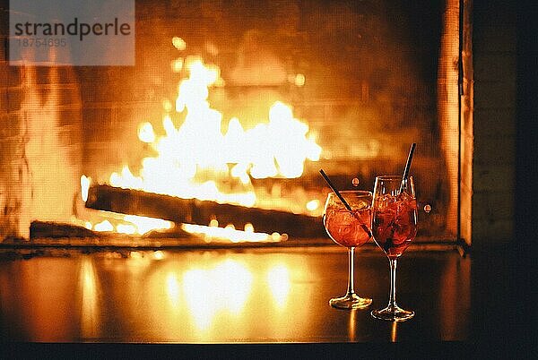 Apperol Spritz Cocktail im beschlagenen Glas am Kamin  selektiver Fokus