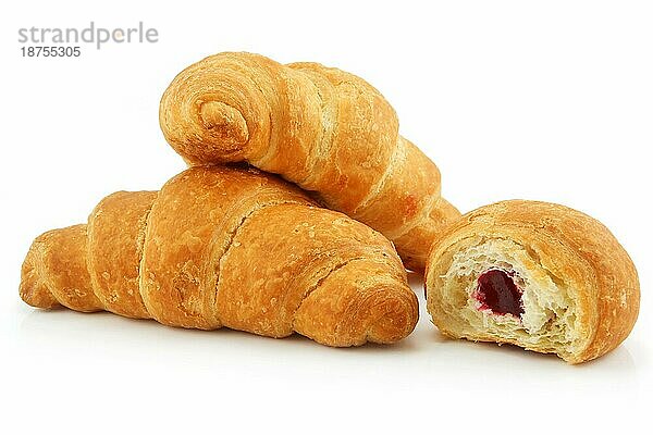 Gruppe von Croissants vor weißem Hintergrund