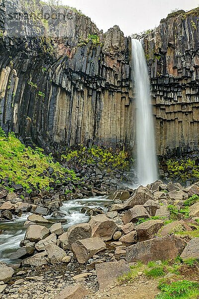 Der berühmte Svartifoss Wasserfall im Süden von Island