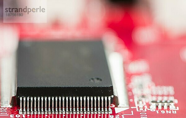 Prozessorchip auf der Hauptplatine eines Computers mit geringer Schärfentiefe