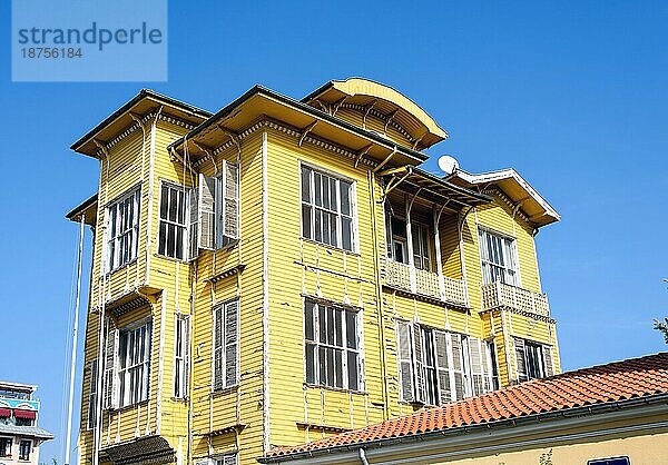 Traditionelles Holzhaus in der Altstadt von Istanbul  Türkei  Asien