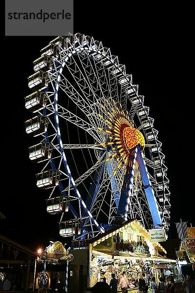 MÜNCHEN  DEUTSCHLAND  25. SEPTEMBER: Riesenrad auf dem Oktoberfest in München  Deutschland  am 25. September 2013. Das Oktoberfest ist das größte Bierfest der Welt mit über 6 Millionen Besuchern pro Jahr  Europa