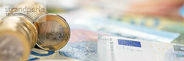 Ein Euro Münze Geld sparen Finanzen zahlen bezahlen mit Textfreiraum Panorama in Stuttgart  Deutschland  Europa