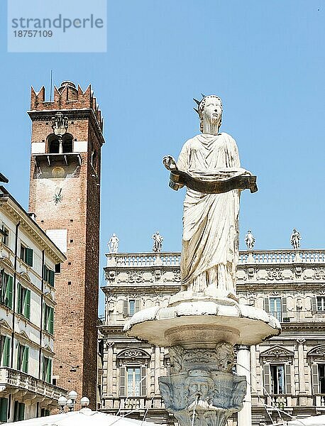 Die Fontana di Madonna in Verona (aus dem 1. Jahrhundert) auf den Piazze delle Erbe in Verona  Italien  Europa
