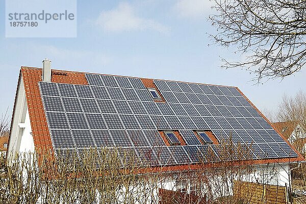 Alternative Energie mit Photovoltaikanlagen auf dem Dach