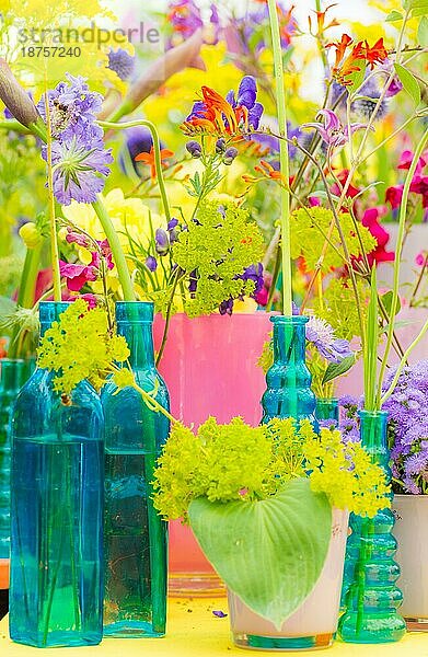 Nahaufnahme eines Dekos mit verschiedenen Sommerblumen