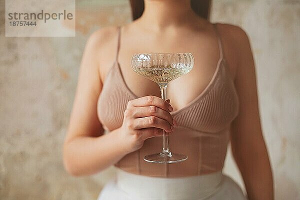 Crop glückliche Frau lächelnd und genießen Glas Champagner  während auf der Party ausruhen