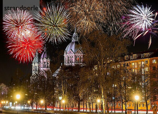 Feuerwerk an der beleuchteten Sankt Lukas Kirche in München bei Nacht