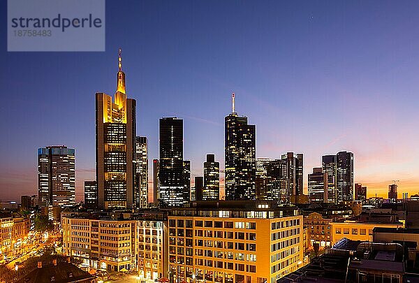 Blaue Stunde Luftaufnahme über Frankfurt bei Nacht