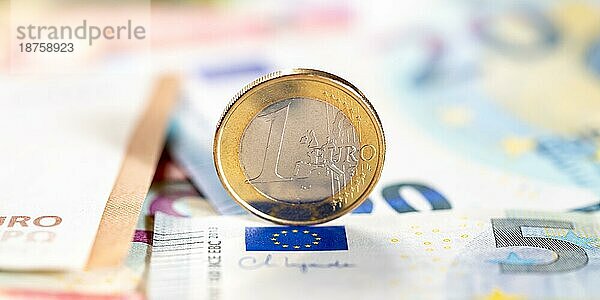 Ein Euro Münze Geld sparen Finanzen zahlen bezahlen Banner mit Textfreiraum in Stuttgart  Deutschland  Europa