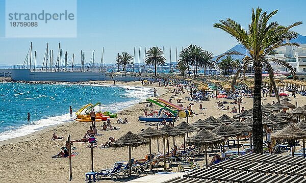 MARBELLA  ANDALUCIA/SPAIN - 4. MAI: Blick auf den Strand von Marbella in Spanien am 4. Mai 2014. Nicht identifizierte Menschen