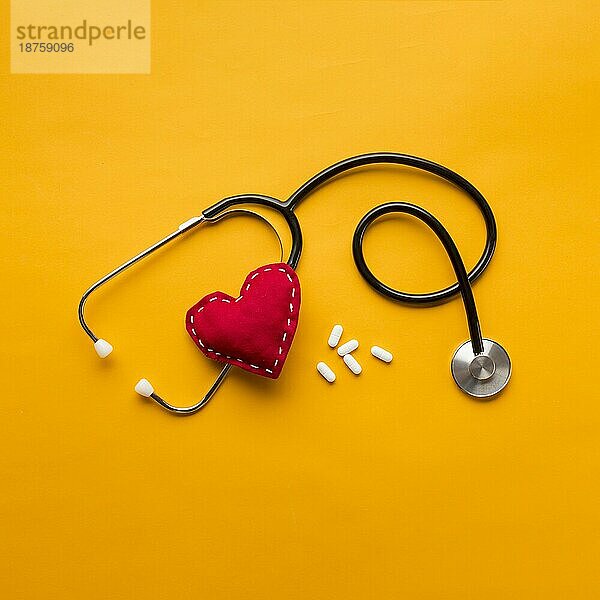 Hohe Winkel Ansicht Stethoskop genäht Herz Medikamente gelbem Hintergrund