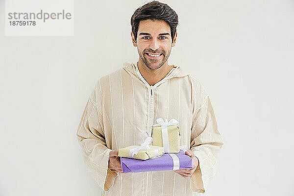 Muslimischer Mann mit Geschenkboxen